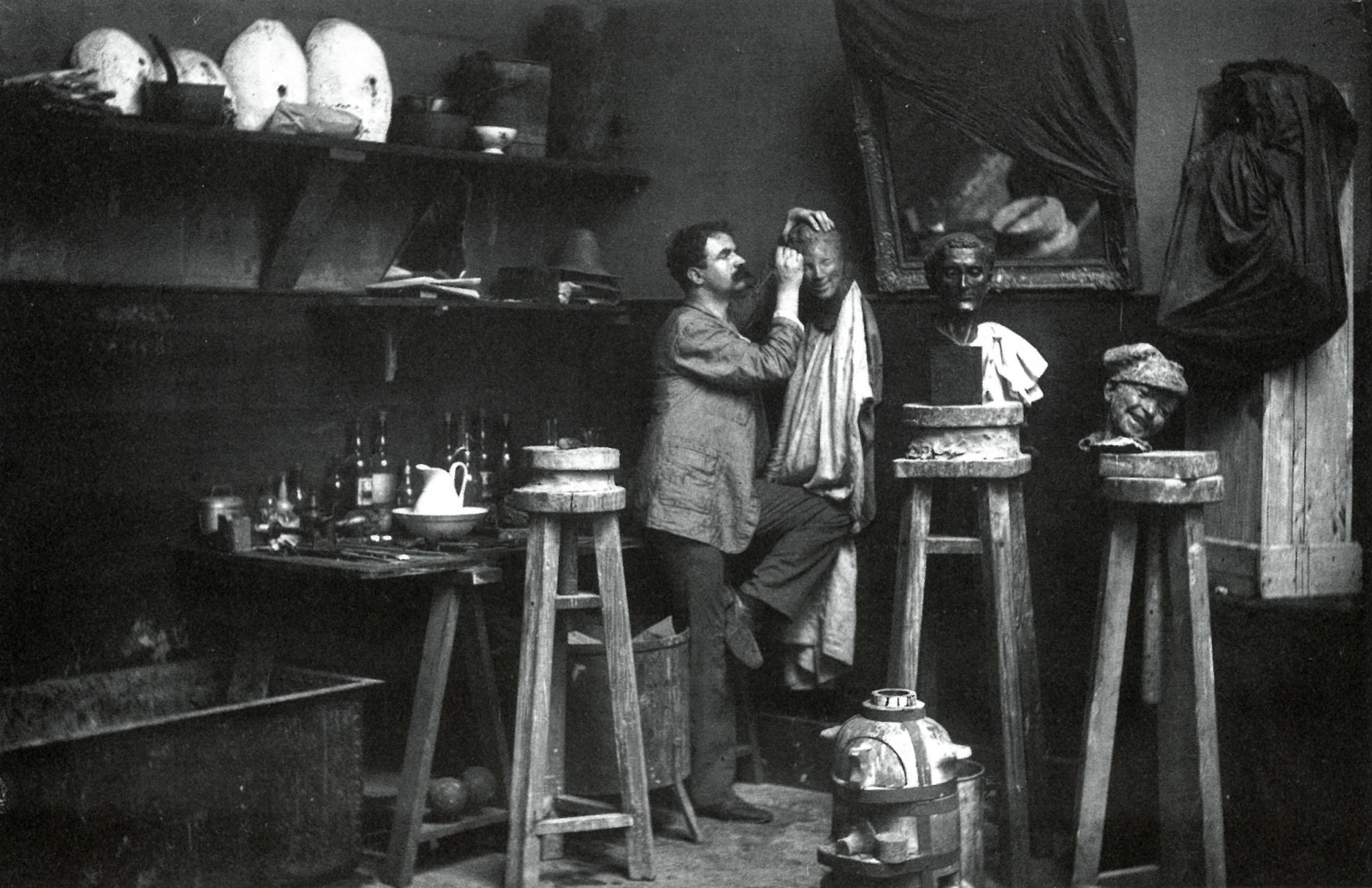 Medardo Rosso dans son atelier du boulevard des Batignolles, 1890, tirage du négatif sur verre original , 13 × 17,7 cm, © Archivio Medardo Rosso