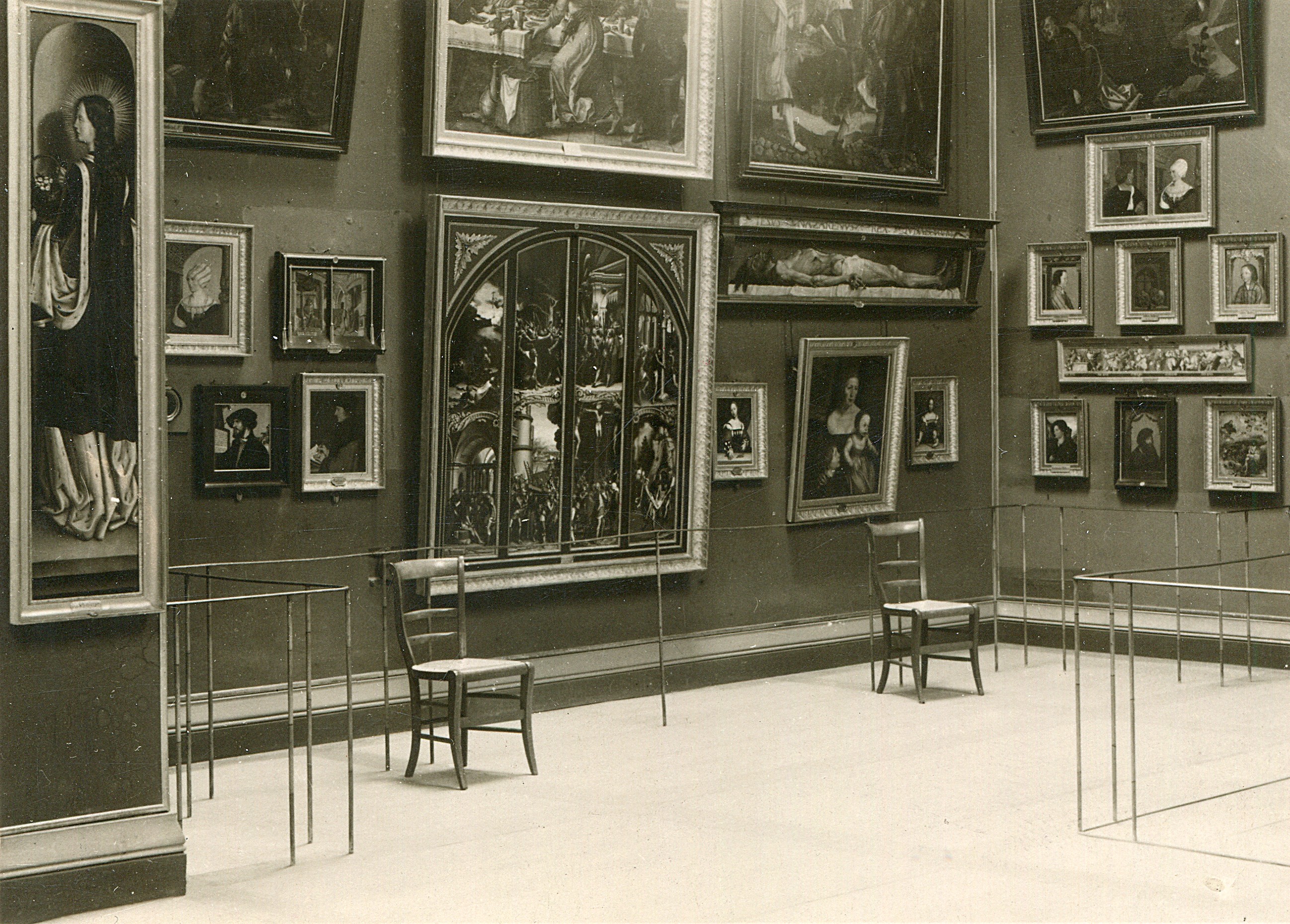 Holbein Hall in the Augustinergasse Museum, condition before 1907. Did Dostoyevsky climb onto one of these chairs or one of the predecessors of this furniture? © Kunstmuseum Basel, Archive