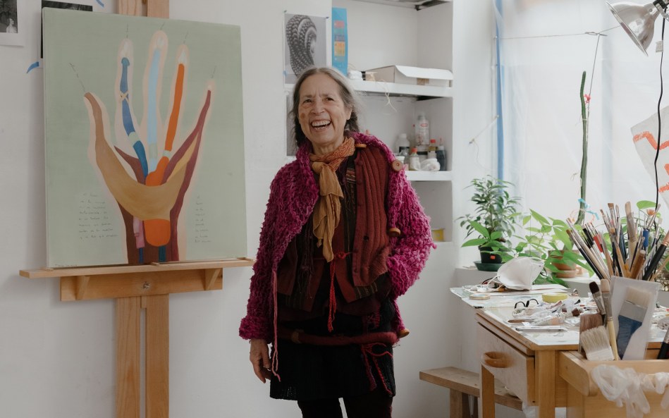 Cecilia Vicuña in ihrem Studio in New York, 2021. Foto: William Jess Laird