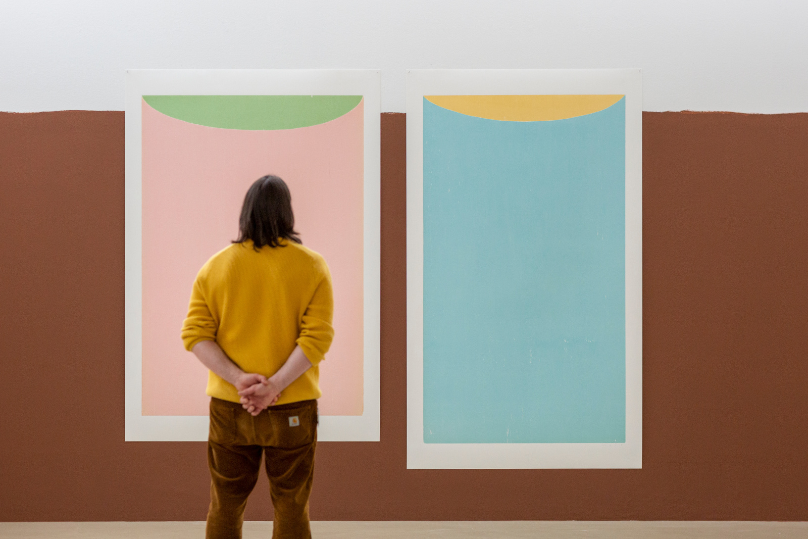 Andrea Büttner, untitled, 2017/ Brown Wall Painting, 2006, Ausstellungsansicht Kunstmuseum Basel | Gegenwart, Foto: Julian Salinas,  ©Andrea Büttner / ProLitteris, Zürich