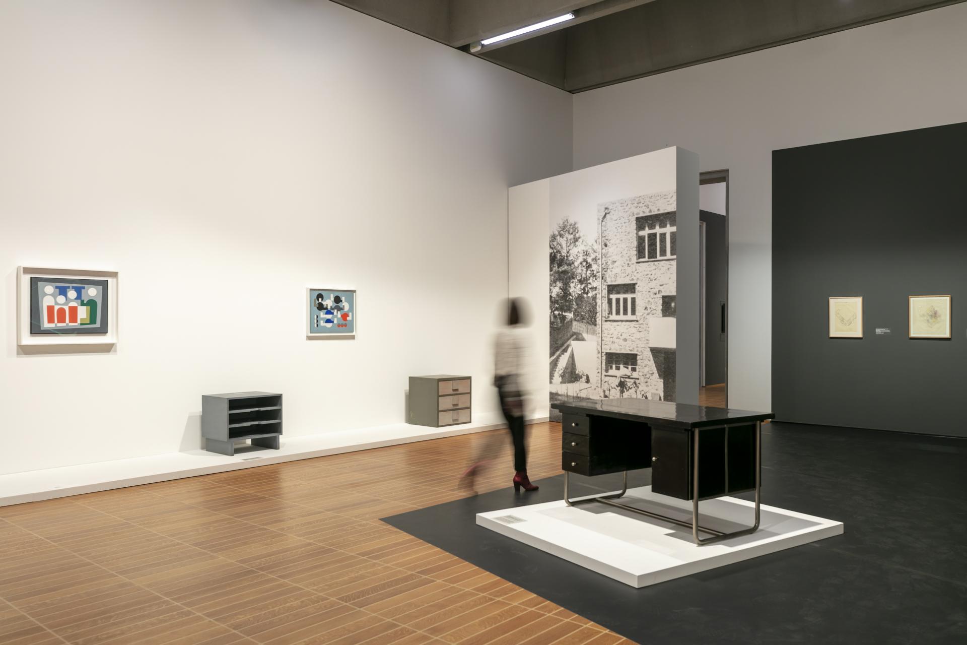 Möbel und Anfänge der freien abstrakten Kunst. (Ausstellungsansicht, Foto: Julian Salinas)