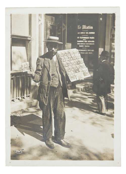 Agence Meurisse, Postkarten-Verkäufer in Paris, Silbergelatineabzug, 1911© als Sammlung by Jacques Herzog und Pierre de Meuron Kabinett, Basel.