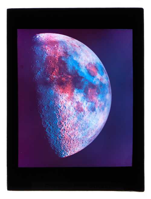 Léon Gimpel, Anaglyph of the moon, hand-colored silver gelatin glass plate, reproduction after the original, 1923
© as a collection by Jacques Herzog und Pierre de Meuron Kabinett, Basel.